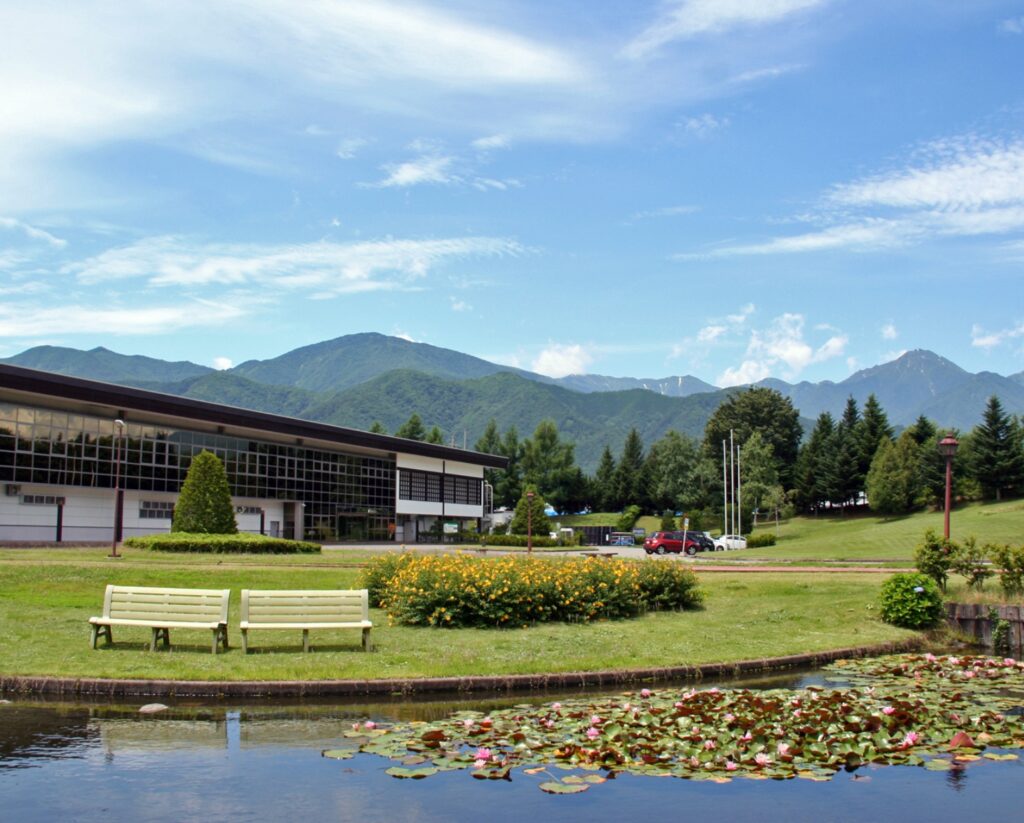 ゴールドパック株式会社の安曇野工場外観。安曇野市の豊かな自然の中にあります。